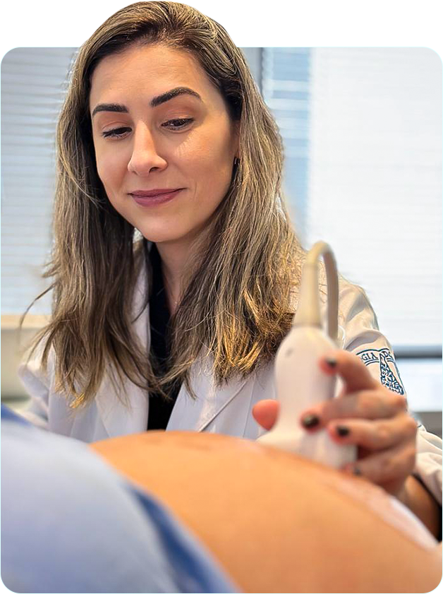 Dra. Lianna Kaizer realizando ecocardiograma fetal em gestante